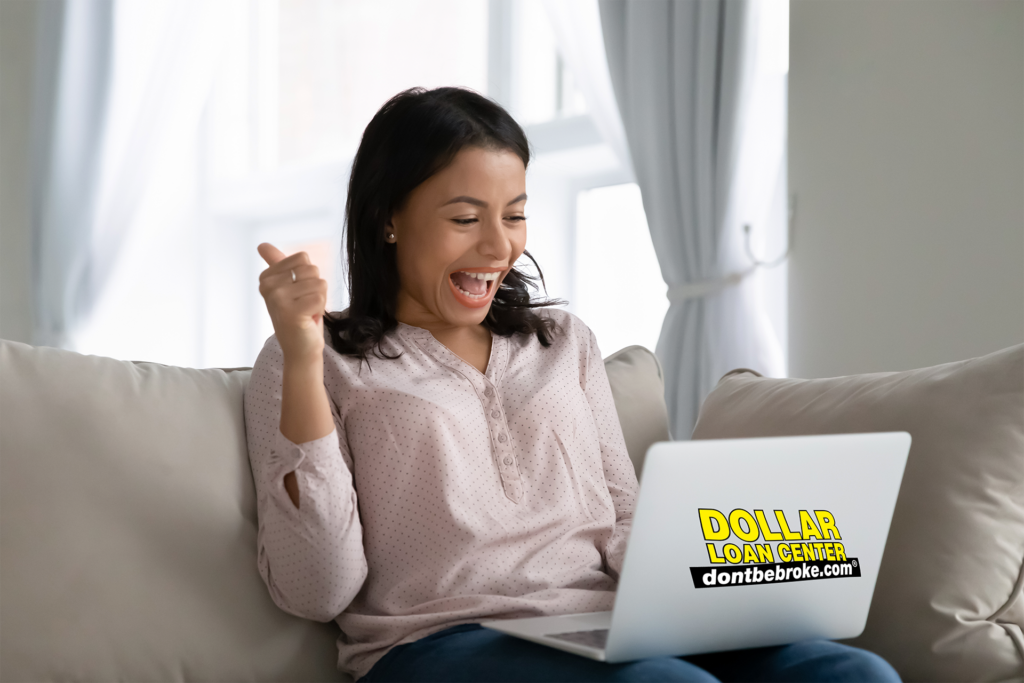 A woman completing an online loan quickly and easily on dontbebroke.com